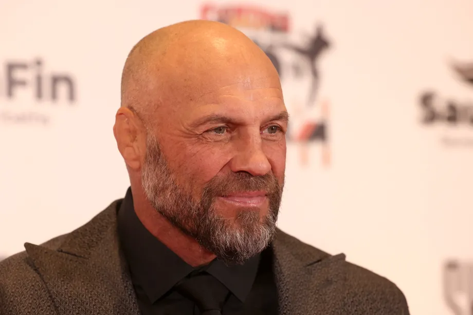 Легенда UFC Рэнди Кутюр был доставлен на вертолёте в ожоговый центр после серьёзной аварии на автодроме в Канзас-Сити, где он проходил тренировку.